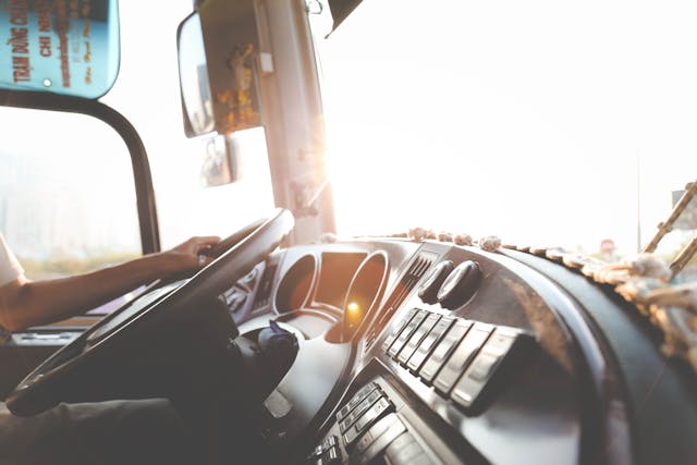 Nowe technologie w autobusach miejskich – jak zmieniają podróżowanie codzienne?